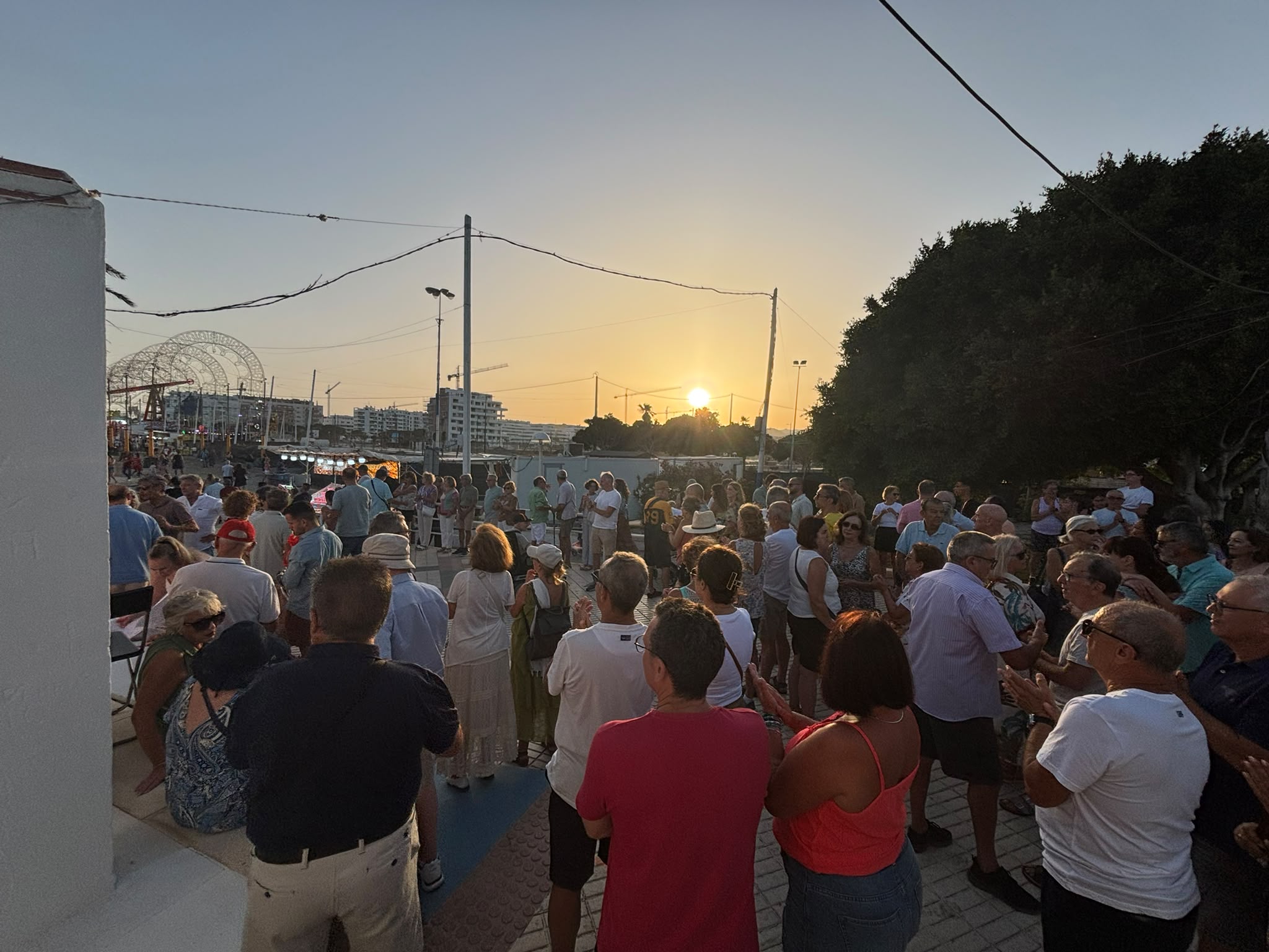 Concentración ciudadana al atardecer